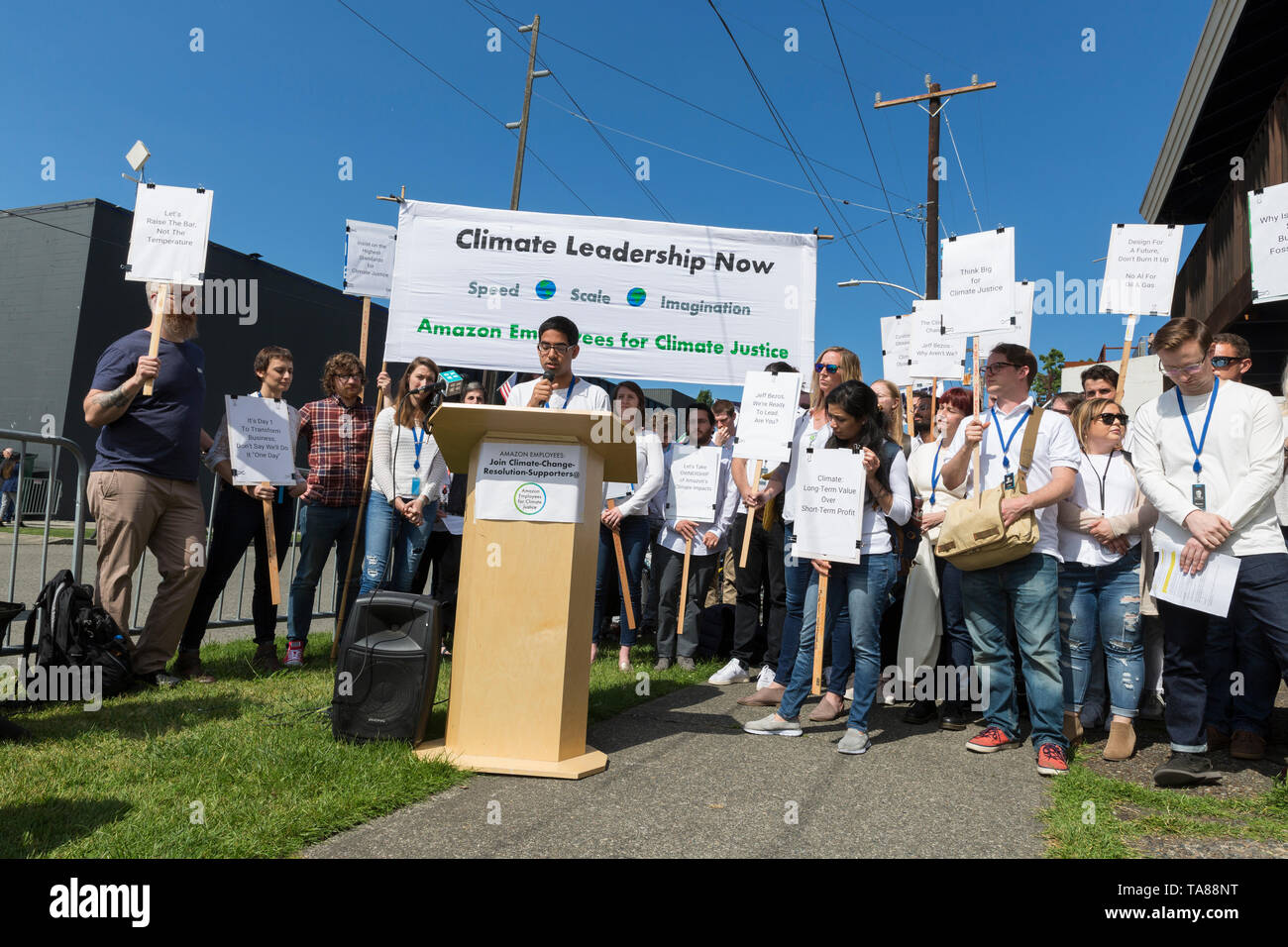 Seattle, Washington : Amazon employés pour la Justice Climatique recueillir l'extérieur de l'Amazon 2019 Assemblée annuelle des actionnaires de parler de partisans. Les participants à la réunion annuelle ont voté sur un grand nombre de propositions d'actionnaires sur des questions comme le changement climatique et de rémunération entre les sexes ainsi que Rekognition, Amazon la controversée la technologie de reconnaissance des visages. Banque D'Images