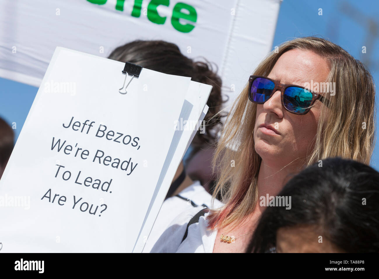 Seattle, Washington : Amazon employés pour la Justice Climatique recueillir l'extérieur de l'Amazon 2019 Assemblée annuelle des actionnaires de parler de partisans. Les participants à la réunion annuelle ont voté sur un grand nombre de propositions d'actionnaires sur des questions comme le changement climatique et de rémunération entre les sexes ainsi que Rekognition, Amazon la controversée la technologie de reconnaissance des visages. Banque D'Images