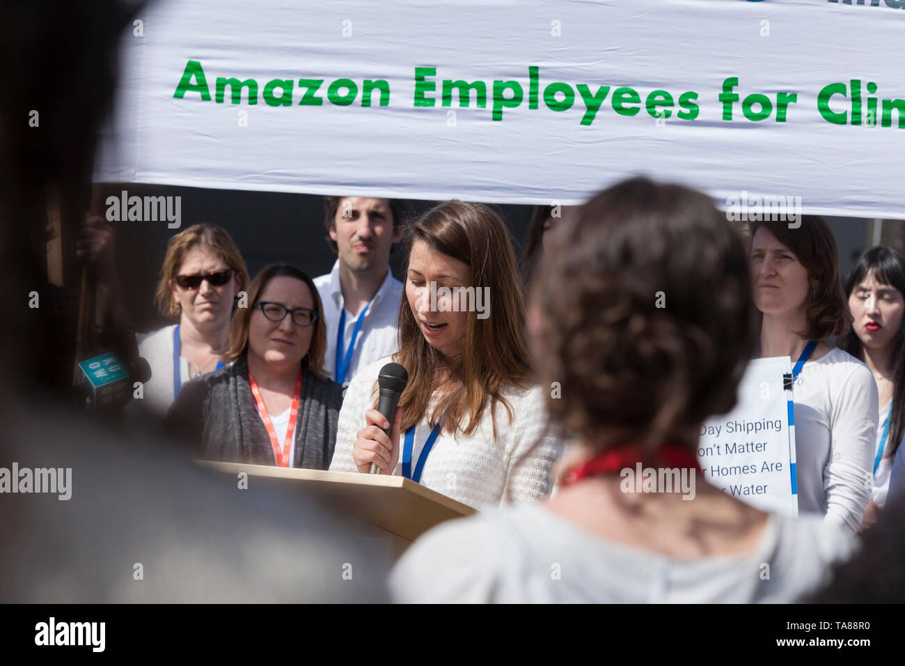 Seattle, Washington : Amazon employés pour la Justice Climatique recueillir l'extérieur de l'Amazon 2019 Assemblée annuelle des actionnaires de parler de partisans. Les participants à la réunion annuelle ont voté sur un grand nombre de propositions d'actionnaires sur des questions comme le changement climatique et de rémunération entre les sexes ainsi que Rekognition, Amazon la controversée la technologie de reconnaissance des visages. Banque D'Images
