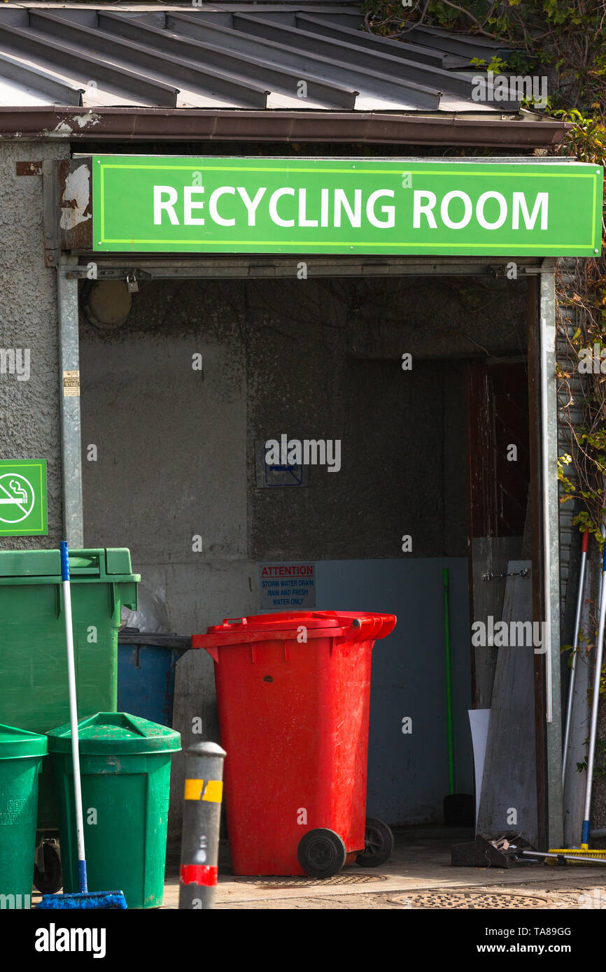 Chambre avec bac de recyclage et de divers outils de nettoyage à la Table Mountain à Cape Town, Afrique du Sud concept respectueux de l'environnement green living Banque D'Images