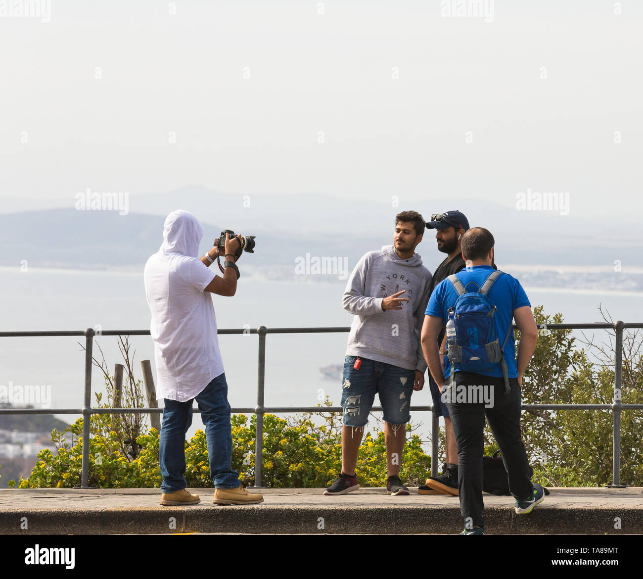 Les touristes masculins à prendre des photos d'eux-mêmes à la montagne de la table au Cap, en Afrique du Sud, avec une vue sur la ville et la mer Banque D'Images