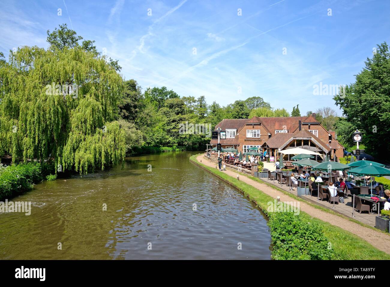 L'Anchor pub sur le canal à la navigation de la rivière Wey Pyrford Surrey England UK Banque D'Images