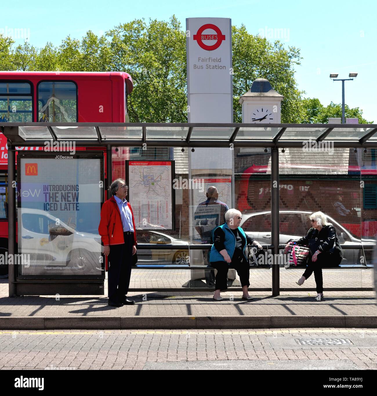 Deux dames âgées s'entretenir à un arrêt d'autobus à Kingston on Thames Surrey England UK Banque D'Images