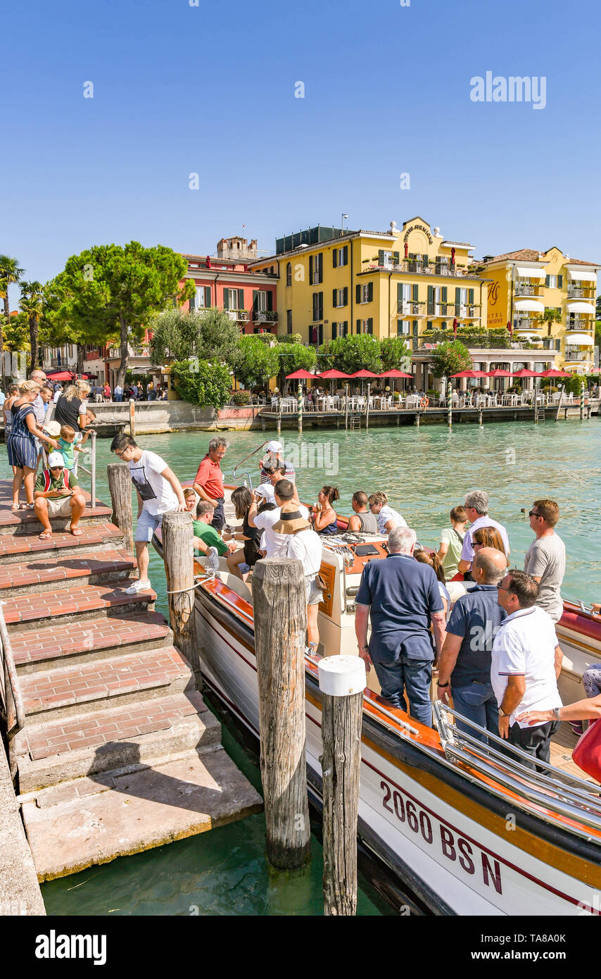 SIRMIONE, Lac de Garde, ITALIE - Septembre 2018 : guide touristique avec un drapeau des visiteurs arouns les rues de Sirmione, sur le lac de Garde. Banque D'Images