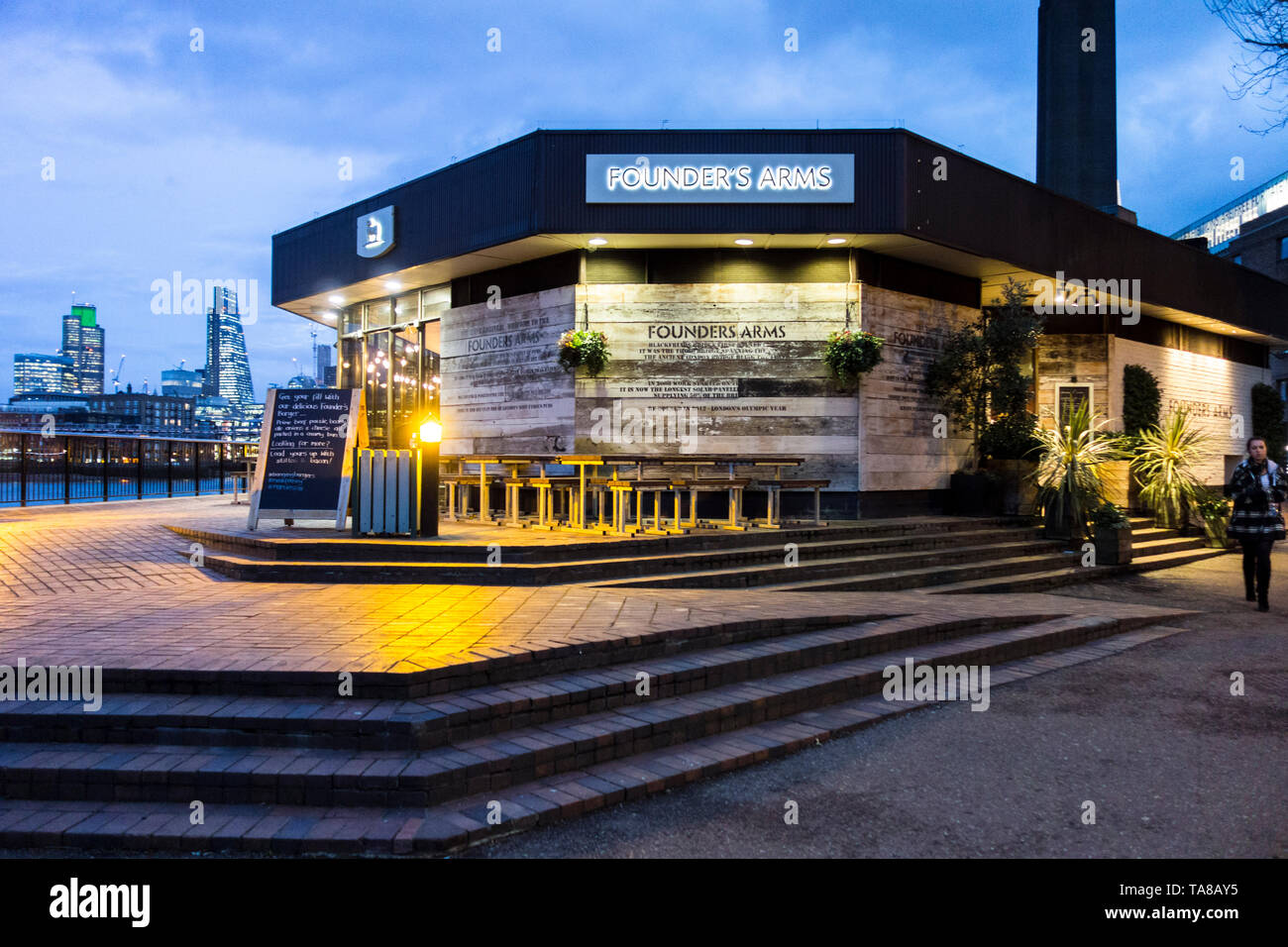11 janvier 2017, Southbank, Londres. Les Armes du fondateur public house pub sur la rive sud de la nuit. London, Southwark, UK Banque D'Images