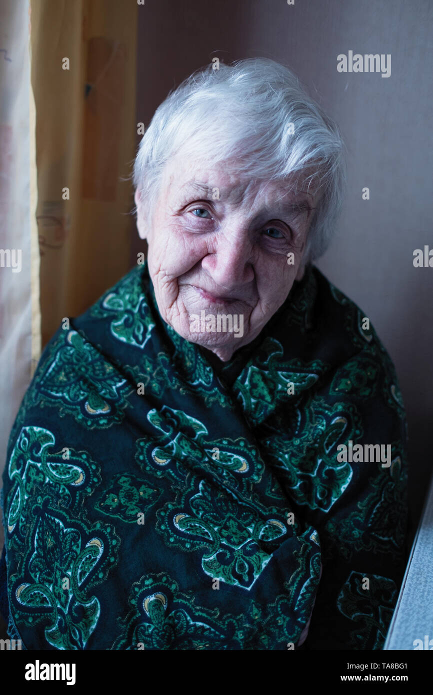 Portrait d'une vieille femme aux cheveux gris pensionné close-up. Banque D'Images