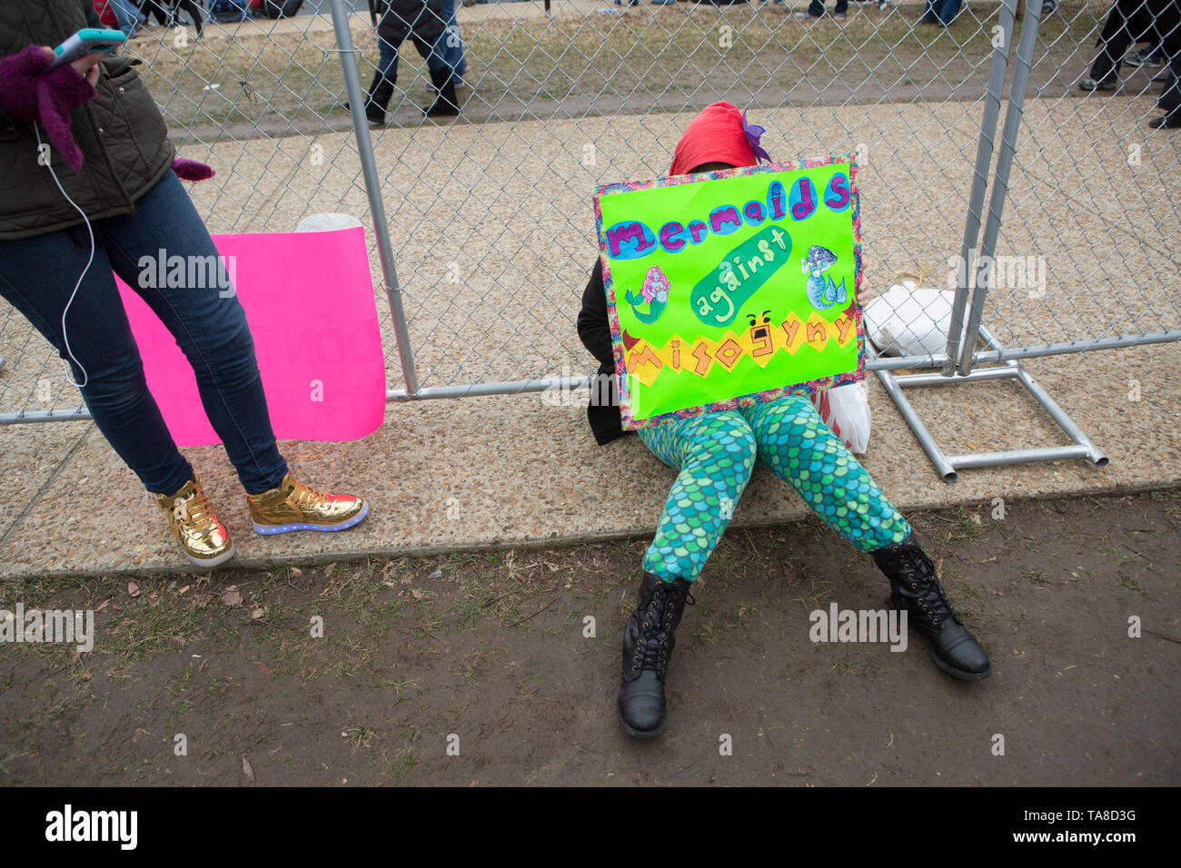 Manifestant assis Holding Sign Au cours de la Marche des femmes, Washington, D.C., USA, le 21 janvier 2017 Banque D'Images