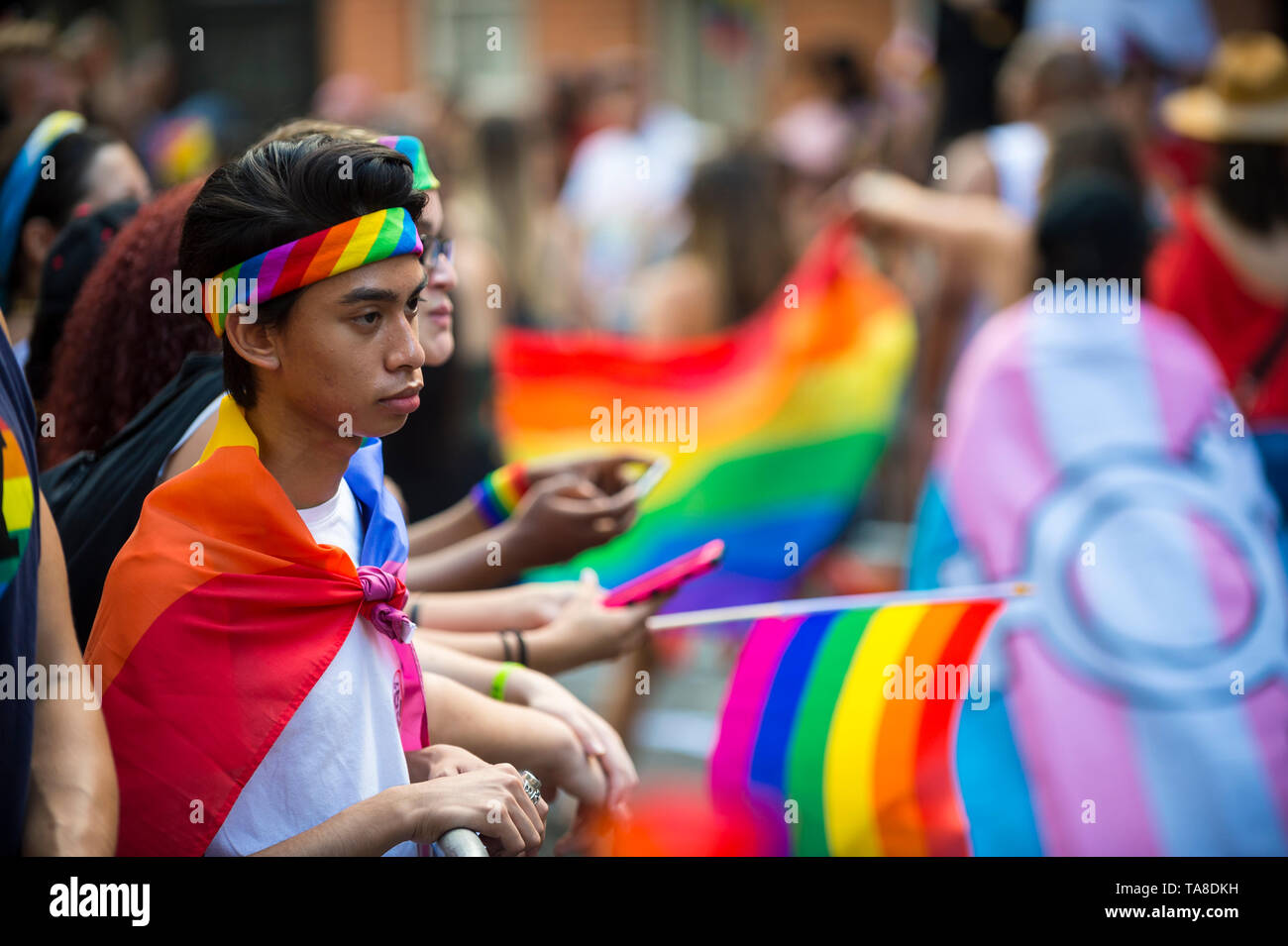 NEW YORK - 25 juin 2017 : partisans en couleurs gay pride de drapeaux arc-en-ciel vague marge de la Pride Parade annuelle. Banque D'Images