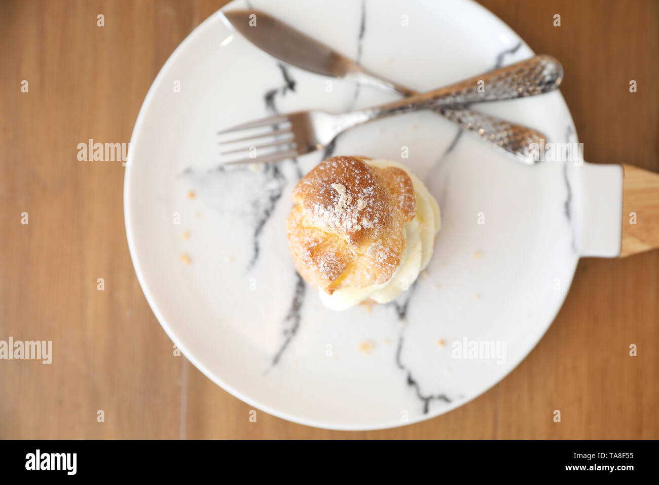 Choux crème sur table en bois Banque D'Images