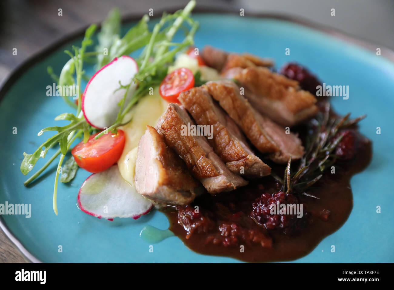 Confit De Canard Avec Salade Pomme Au Four Et Sauce Aux