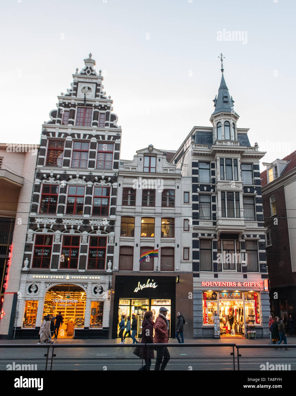 Amsterdam architecture - shoppers à pied par les magasins en typique style Amsterdam architecture bâtiment étroit Banque D'Images