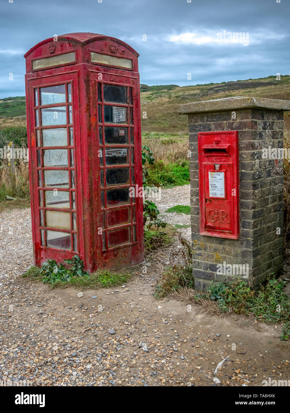 Old Post box et téléphone fort à Urrugne, Eastbourne, Royaume-Uni Banque D'Images