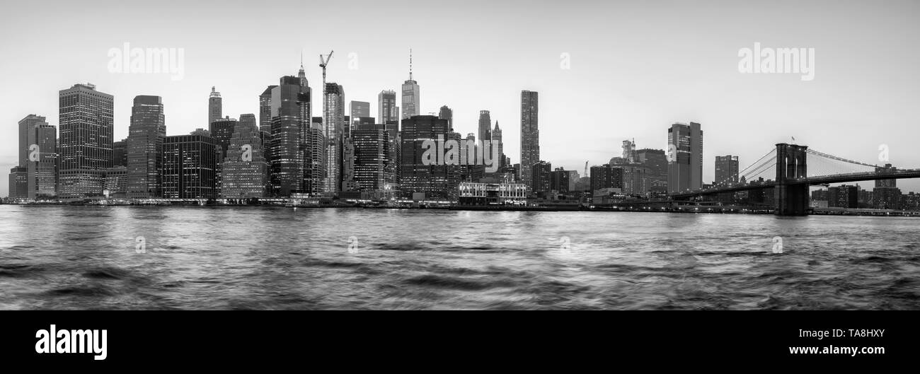 Le noir et blanc vue panoramique de la ville de New York d'ossature au coucher du soleil, aux États-Unis. Banque D'Images