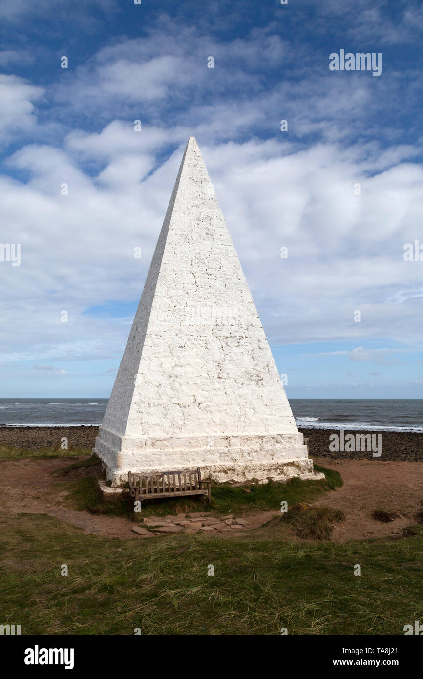 Emmanuel Chef balise sur Lindisfarne dans le Northumberland, en Angleterre. Le monument blanc a été construit en 1810 comme aide à la navigation. Banque D'Images