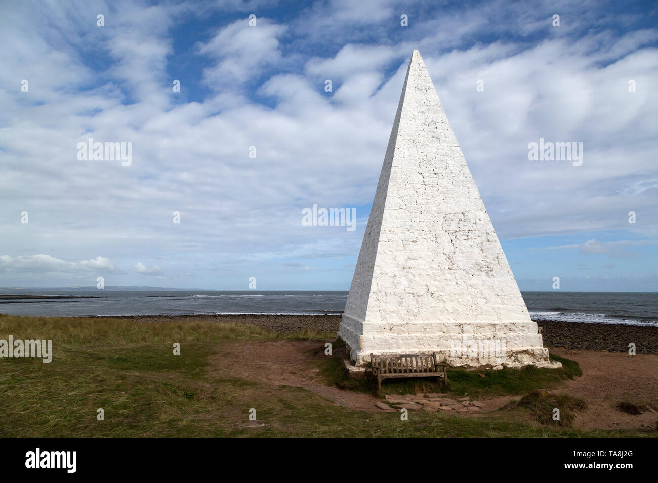 Emmanuel Chef balise sur Lindisfarne dans le Northumberland, en Angleterre. Le monument blanc a été construit en 1810 comme aide à la navigation. Banque D'Images