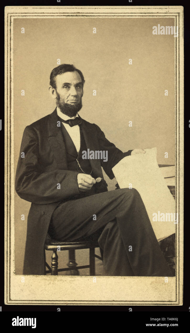 Un Portrait d'Abraham Lincoln assis Holding Eyeglasses and Paper, Washington DC, USA, photo de Alexander Gardner, le 9 août 1863 Banque D'Images