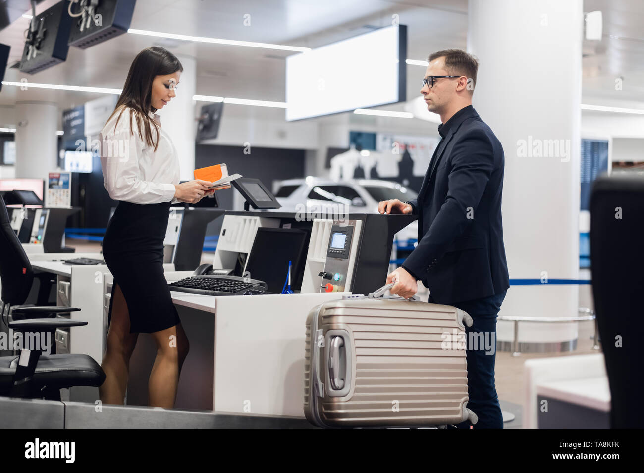 Handsome businessman handing over air billet au comptoir de compagnie aérienne Banque D'Images