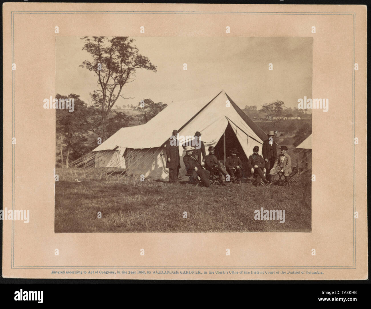 Général Randolph B. Marcy avec des officiers et des civils au Siège de l'armée du Potomac. Antietam, Maryland, USA, photo de Alexander Gardner, le 3 octobre 1862 Banque D'Images