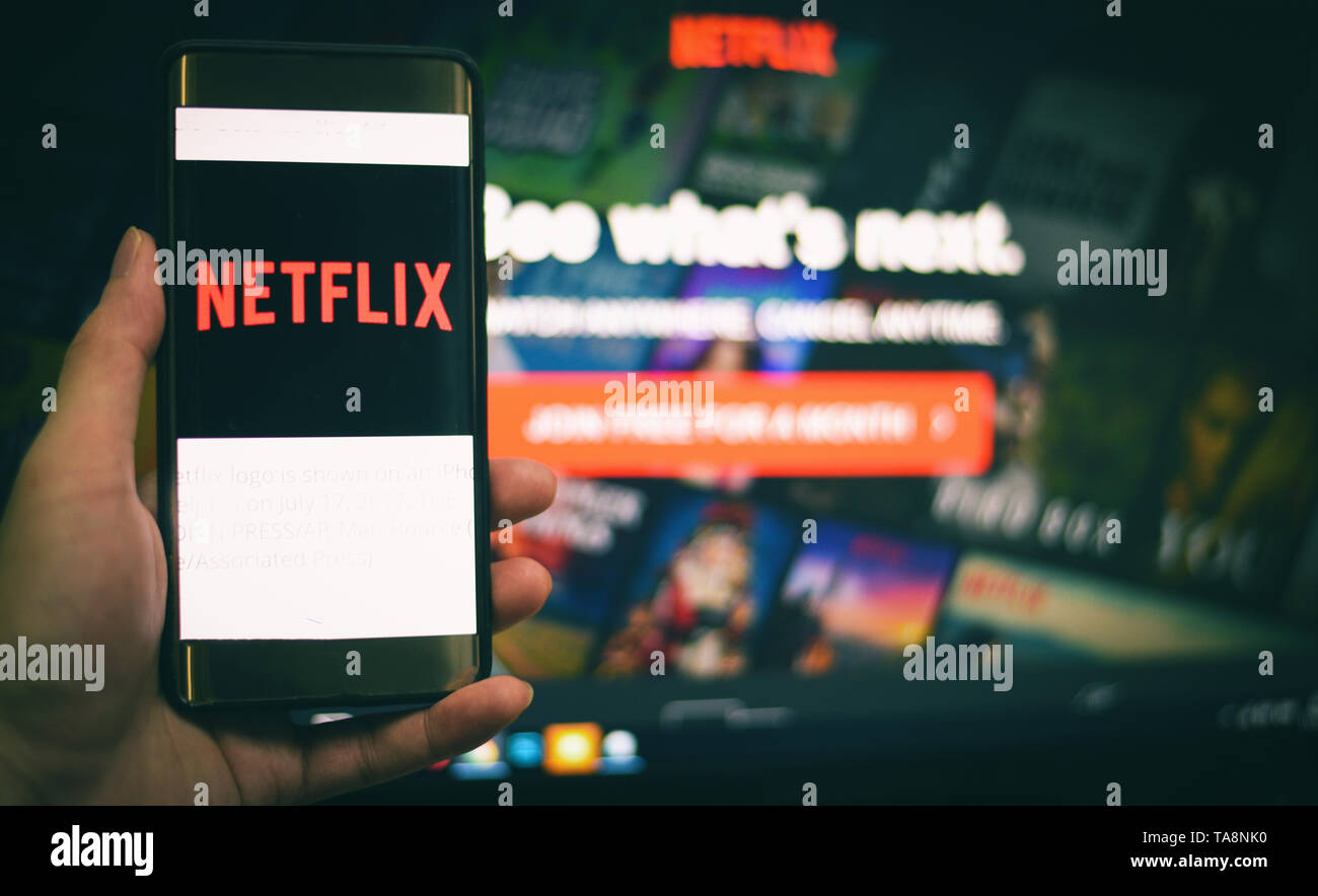 App Netflix sur smartphone dans la main à regarder les films de  divertissement et de services avec Netflix sur fond d'écran d'ordinateur  portable - 11 janvier 2018, Bangkok, Thaïlande Photo Stock - Alamy