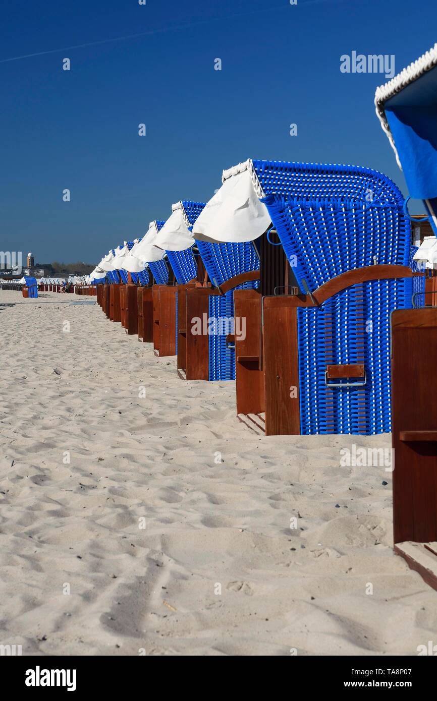 Chaises de plage bleu à la plage de Warnemunde,, Mecklembourg-Poméranie-Occidentale, Allemagne Banque D'Images