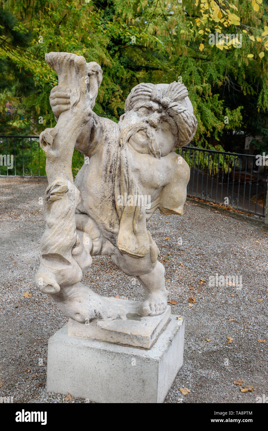 Salzbourg, Autriche - 29 octobre 2018 : nain avec turban dans jardin nain. Mirabellgarten ou jardin Mirabell est jardin de Mirabell Palace Banque D'Images