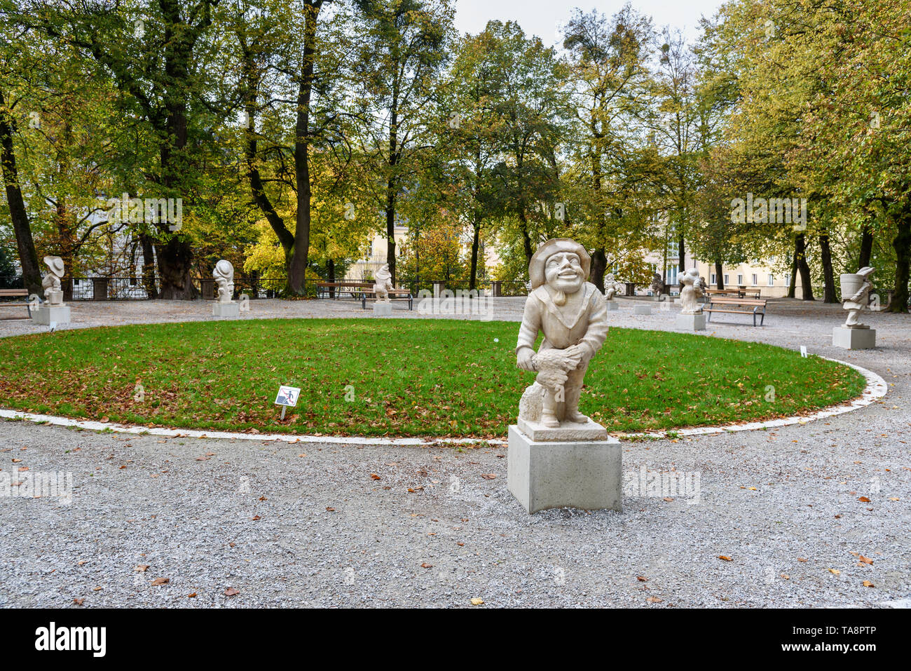 Salzbourg, Autriche - 29 octobre 2018 : statues Nain Nain dans le jardin. Mirabellgarten ou jardin Mirabell est jardin de Mirabell Palace Banque D'Images