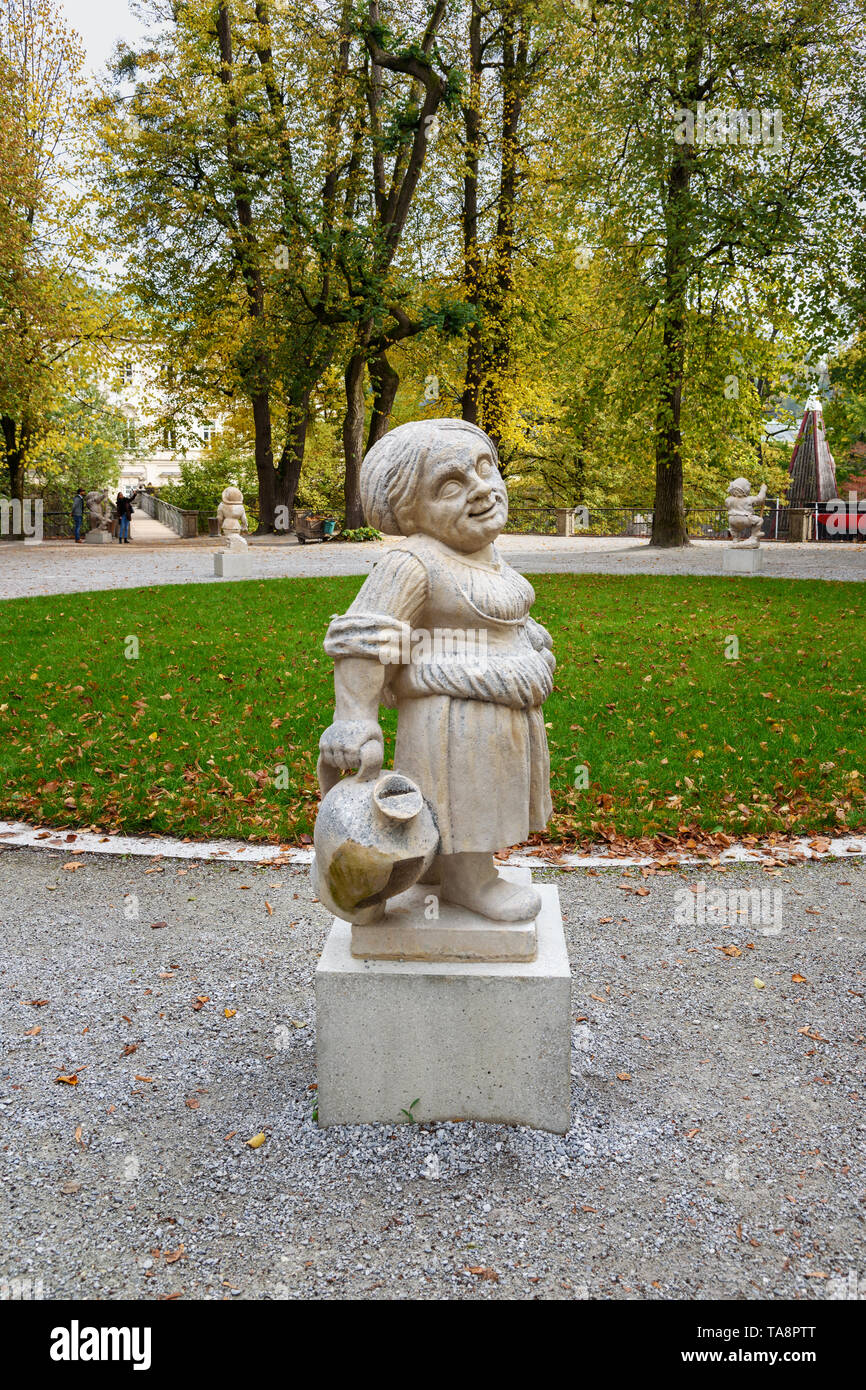 Salzbourg, Autriche - 29 octobre 2018 : statues Nain Nain dans le jardin. Mirabellgarten ou jardin Mirabell est jardin de Mirabell Palace Banque D'Images