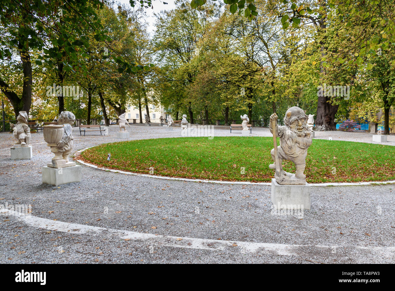 Salzbourg, Autriche - 29 octobre 2018 : statues Nain Nain dans le jardin. Mirabellgarten ou jardin Mirabell est jardin de Mirabell Palace Banque D'Images