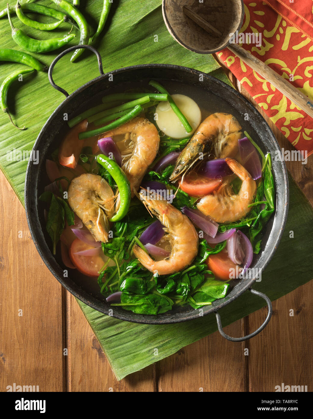 Sinigang crevette. Soupe de fruits de mer des Philippines. L'alimentation aux Philippines Banque D'Images