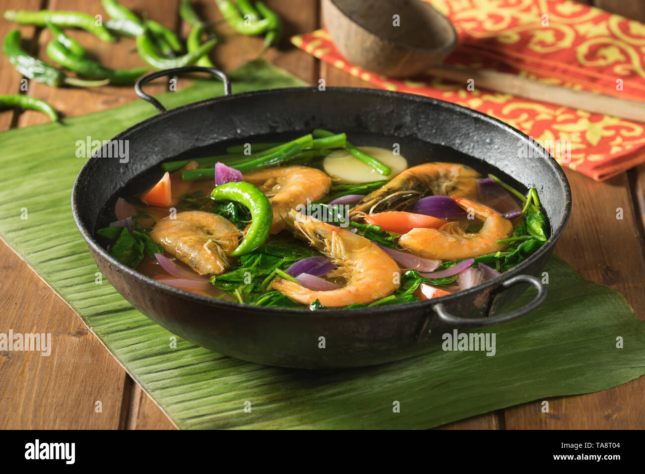 Sinigang crevette. Soupe de fruits de mer des Philippines. L'alimentation aux Philippines Banque D'Images