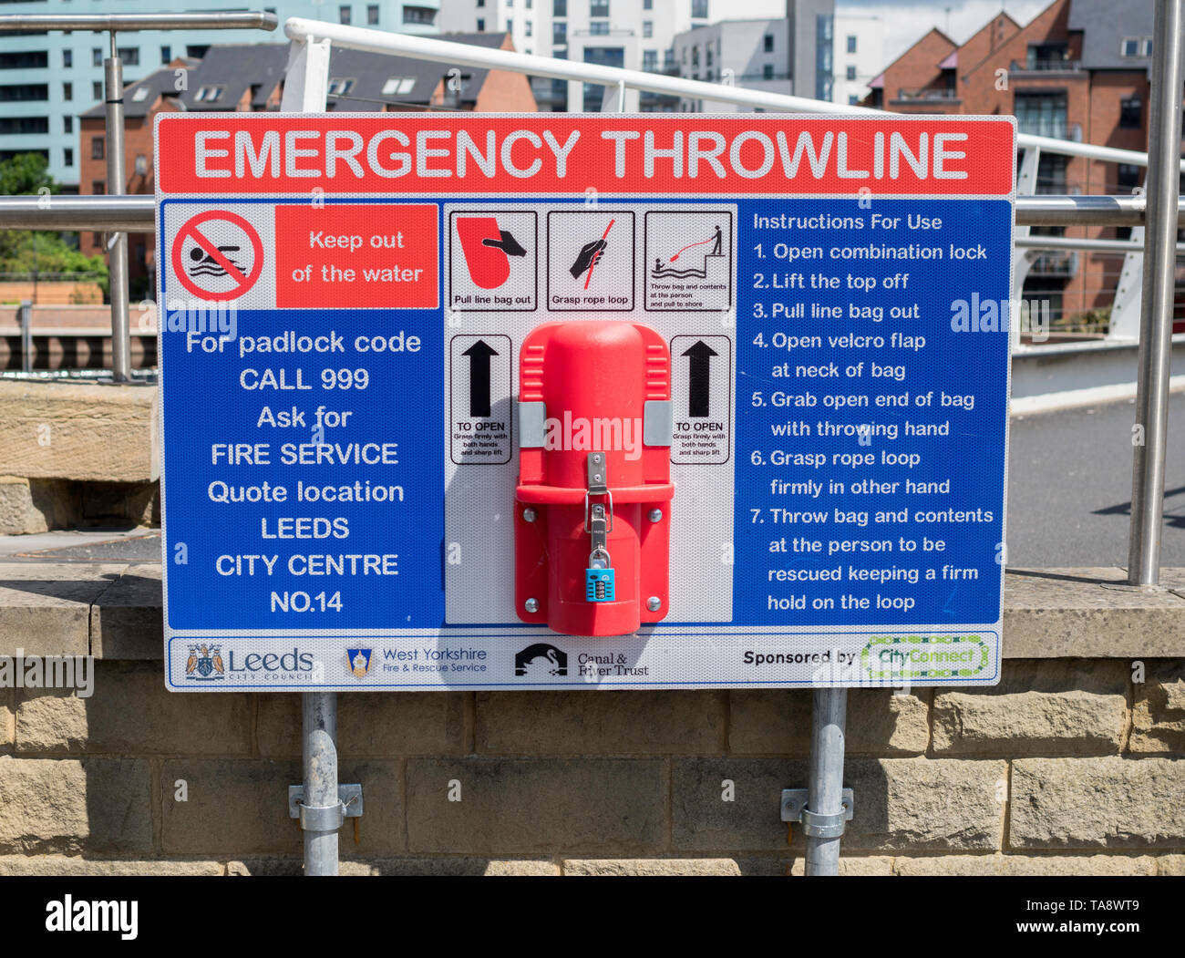 En cas d'urgence sécurité throwline lock box, à côté de la rivière Aire, ville de Leeds, Yorkshire, Angleterre, Royaume-Uni Banque D'Images