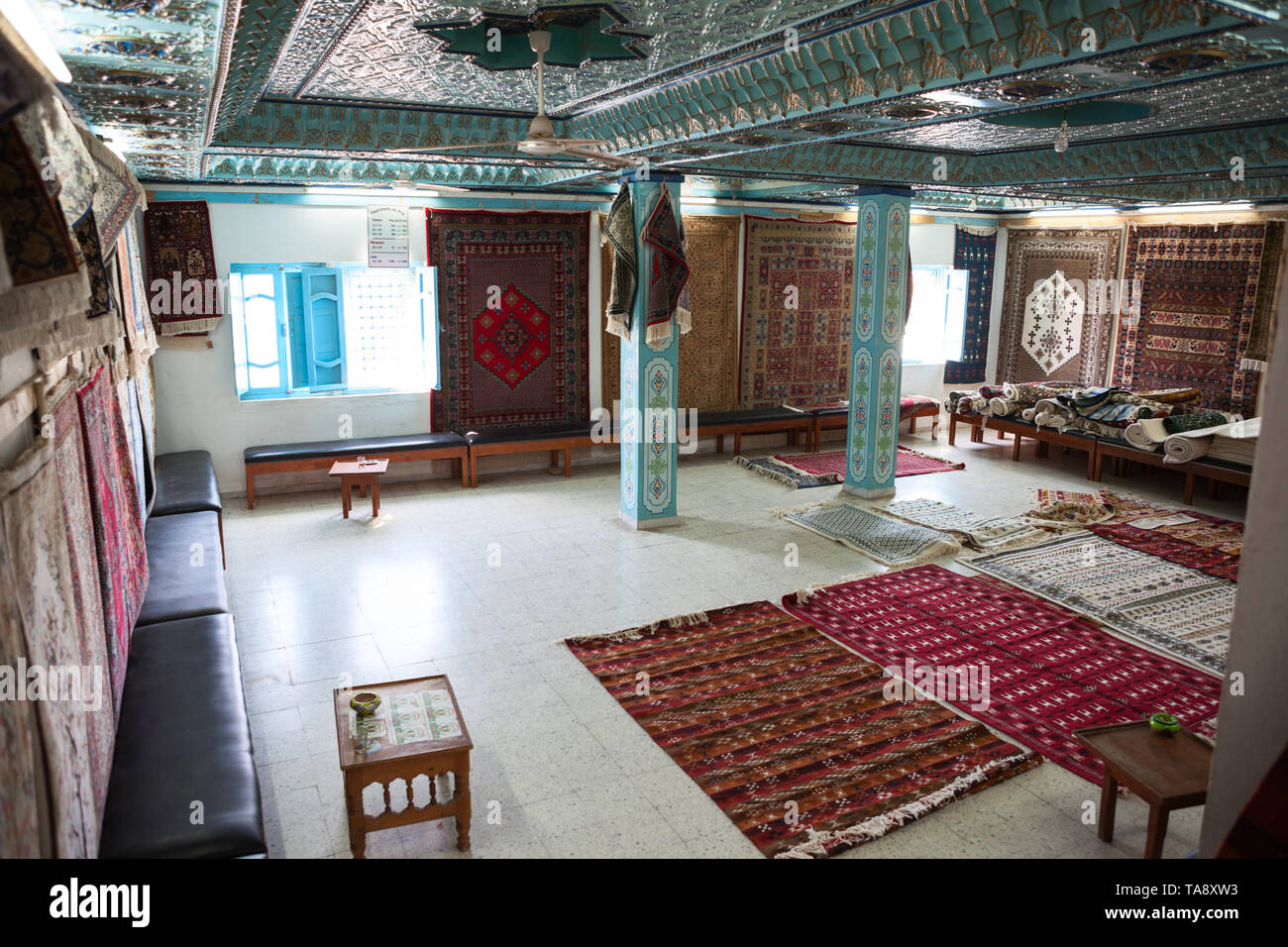 Tunisian carpet handmade Banque de photographies et d'images à haute  résolution - Alamy