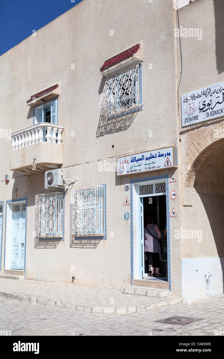 La Tunisie, l'AFRIQUE-vers mai, 2012 : Façade et porte d'entrée à des tapis traditionnels et des tapis shop à Kairouan ville. Il s'agit d'une petite boutique pour obtenir tous les touristes Banque D'Images