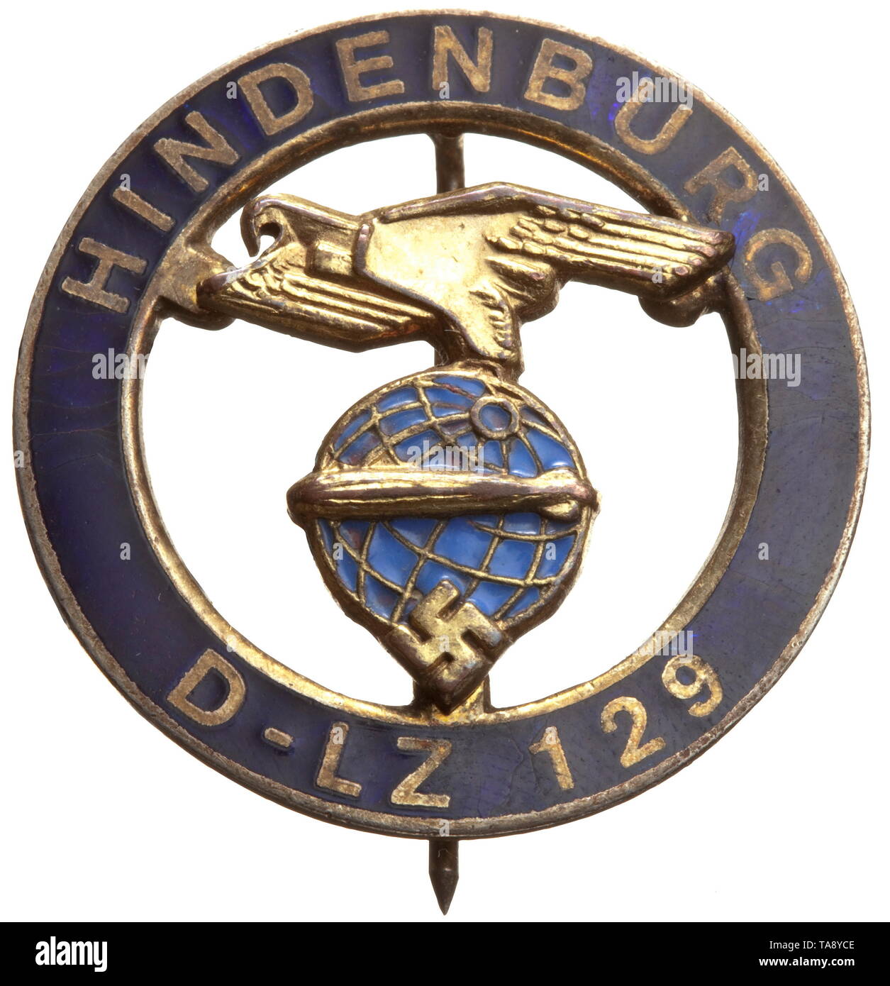 Un badge pour les membres de l'équipage du LZ 129 Hindenburg' 'aide d'un morceau de métal non ferreux question, émaillé, le lettrage sur la face avant indique 'Hindenburg D-LZ 129', marque du fabricant 'Gahr München' et '147' numéro de membre à l'arrière. Badge extrêmement rare pour un membre de l'équipage du dirigeable, détruit le 6 mai 1937 à Lakehurst, historique historique., transport, transports, objet, objets, alambics, 20e siècle, Additional-Rights Clearance-Info-Not-Available- Banque D'Images