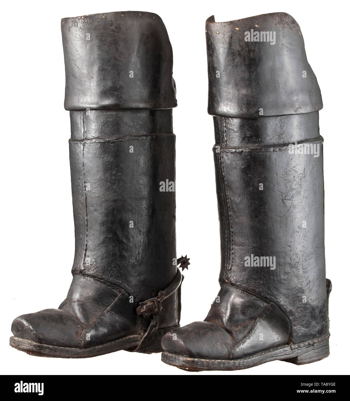 Une paire de cuirassier allemand ou français du 17ème siècle, les bottes  bottes de cuir noirci, trempées, les semelles et les talons piquée et  clouée dans plusieurs couches. Les bootlegs avec godet