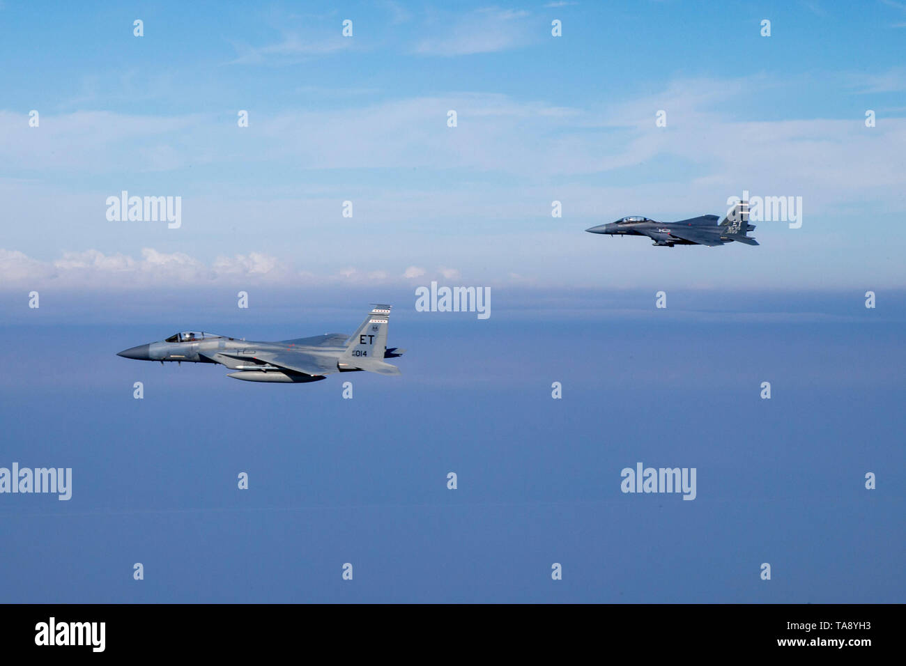 Un F-15C Eagle pilote et d'un F-15E Strike Eagle pilote désigné pour le 40e Escadron d'essais en vol voler au-dessus du golfe de la Floride au cours d'une mission d'entraînement de routine le 14 mars 2019. Les pilotes utilisent la formation continue pour maintenir et perfectionner les combats air-air. (U.S. Photo de l'Armée de l'air par la Haute Airman Joshua Hoskins) Banque D'Images