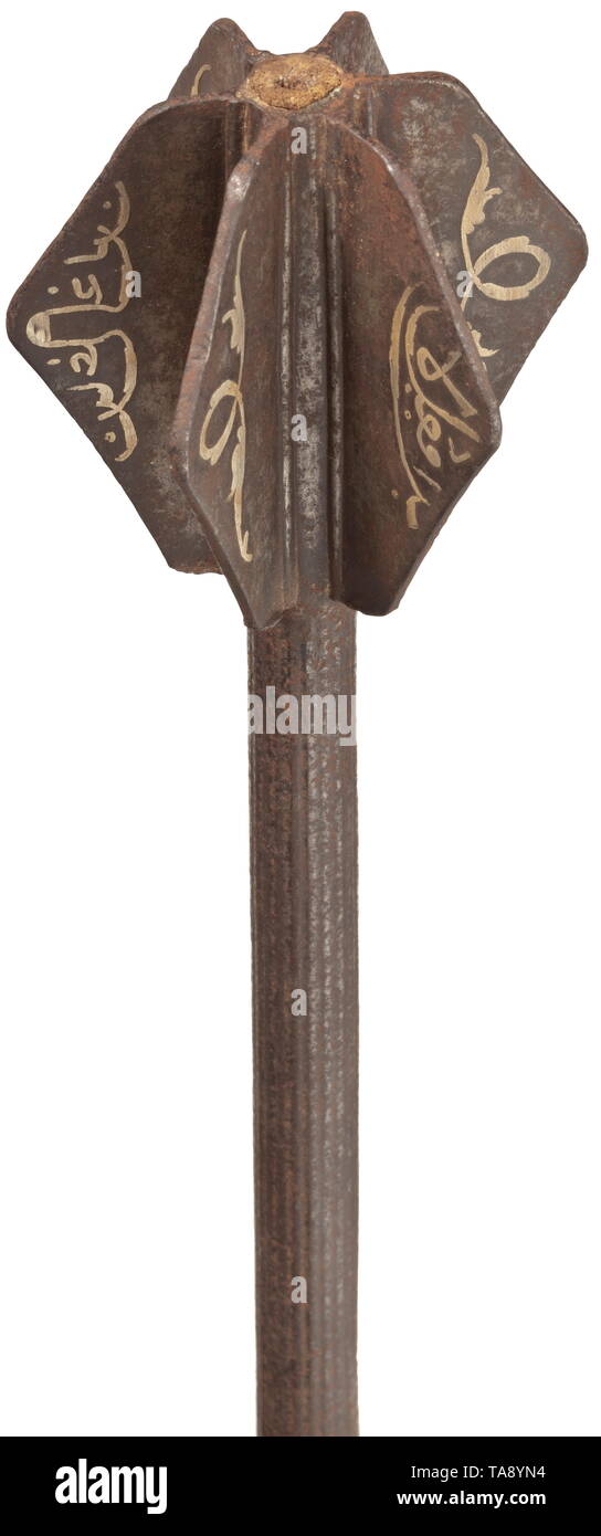 Un pouf-argent incrusté mace, 16ème/17ème siècle tête lourde avec 6 brides, bride chacun décoré d'argent incrusté de vrilles et une inscription. Forgé creux légèrement conique, l'arbre avec des sillons, avec une poignée de bois s'étendant jusqu'à la tête. Perforation pour une lanière sur l'extrémité inférieure. Longueur 61 cm., historique, historique, Ottoman, Orient, Asie orientale, asiatique, 17e siècle, Additional-Rights Clearance-Info-Not-Available- Banque D'Images