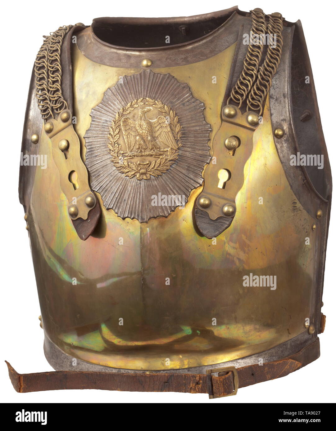 M 1825 Un pectoral pour enrôler des Carabiniers Garde Impériale, le laiton, le cuir. Le pectoral estampillé avec la signature de l'auteur et les marques de Klingenthal 1846 1846 'C' et '2T 1L', ainsi que l'emblème de l'aigle dans un soleil éclaté, vissé sur l'arrière avec deux écrous à ailettes. La plaque arrière avec Klingenthal 1831 Maker's Mark, le cuir, bretelles superposées à l'aide de chaînes (cuir déchiré), la ceinture de la déchiré. Des signes de l'âge et l'utilisation. Historique Historique, rare., 19e siècle, l'Europe, 19e siècle, Additional-Rights Clearance-Info-Not-Available- Banque D'Images