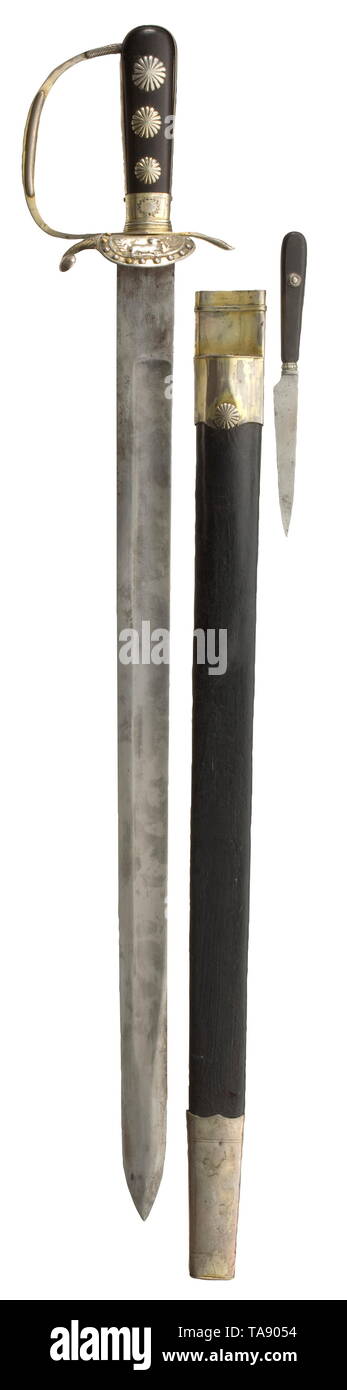 Un Allemand( ?) d'argent à la chasse hanger, vers 1800, robuste avec lame fullers peu profondes des deux côtés et une arme à double point. La racine estampillé avec le numéro '293' sur l'avers. Fusée d'argent-bow les couilles avec un cerf en relief sur la plaque de protection. Poignée ébène rivetée avec rivets décoratifs panneaux d'argent des deux côtés. Recouvert de cuir noir, fourreau en bois laqué avec raccords d'argent, un couteau avec poignée ébène inséré à la chape. Longueur 75,5 cm., historique, historique du 19e siècle, Additional-Rights Clearance-Info-Not-Available- Banque D'Images