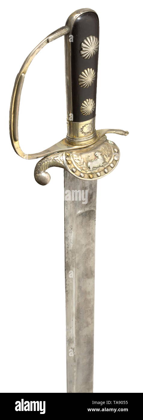 Un Allemand( ?) d'argent à la chasse hanger, vers 1800, robuste avec lame fullers peu profondes des deux côtés et une arme à double point. La racine estampillé avec le numéro '293' sur l'avers. Fusée d'argent-bow les couilles avec un cerf en relief sur la plaque de protection. Poignée ébène rivetée avec rivets décoratifs panneaux d'argent des deux côtés. Recouvert de cuir noir, fourreau en bois laqué avec raccords d'argent, un couteau avec poignée ébène inséré à la chape. Longueur 75,5 cm., historique, historique du 19e siècle, Additional-Rights Clearance-Info-Not-Available- Banque D'Images