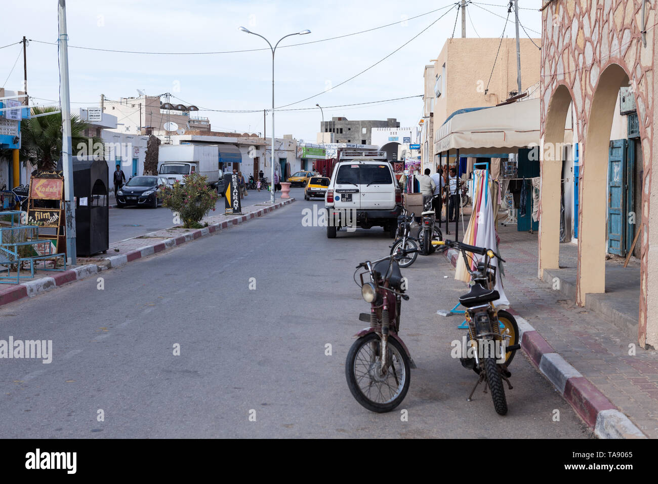 SOUSSE, Tunisie, Afrique-vers mai, 2012 : les mobylettes sur la rue d'une ville de province. C'est le type le plus commun des transports. Ruelles de Sousse cit Banque D'Images