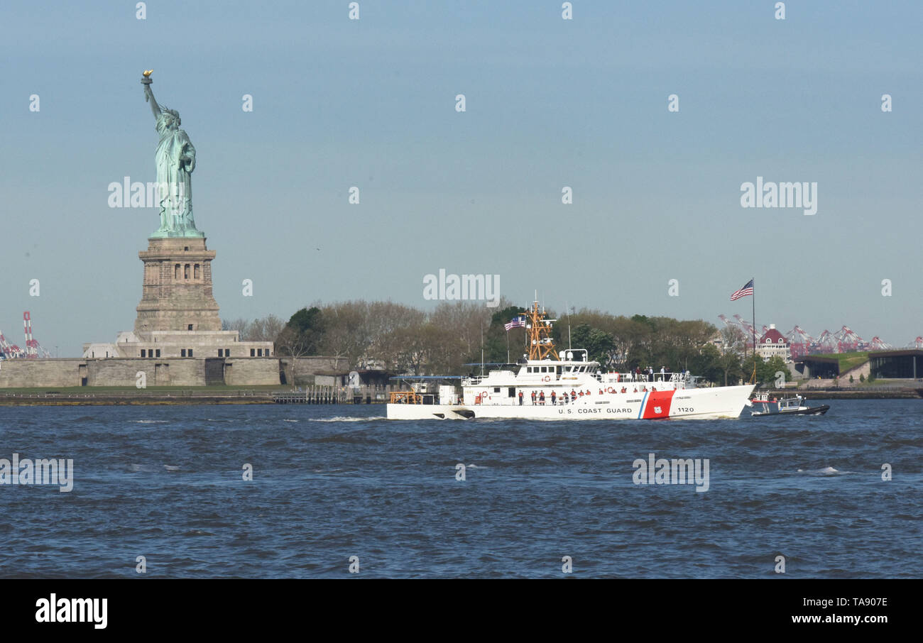 NEW YORK - garde-côte de Lawrence O. Lawson, un 154-foot Coupe de réponse rapide basée à Cape May, New Jersey Transit, le port de New York à l'appui de la Fleet Week le 22 mai 2019. Cette année marque la 31e année pour la ville de New York est temps-honoré célébration de la mer services. (U.S. Photo de la Garde côtière canadienne par le maître de 3e classe John Hightower) Banque D'Images