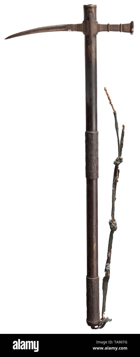 Un marteau de guerre polonais/hongrois, 17e siècle, long bec courbé,-comme avec fluke rainures sur les deux côtés et une réduction, tête marteau quadrangulaire. Haft en bois, en partie recouvert de cuir, avec des raccords en laiton et fer boucle de sangle à la fin. Longueur 69 cm., historique, historique, outils, l'outil militaire, militaria, combats, objet, objets, alambics, clipping, cut out, cut-out, cut-outs, métal, métaux, armes, d'armes, d'armes, d'armes, ustensile, pièce de l'équipement, les ustensiles, 17e siècle, Additional-Rights Zubeh-Clearance-Info-Not-Available Banque D'Images
