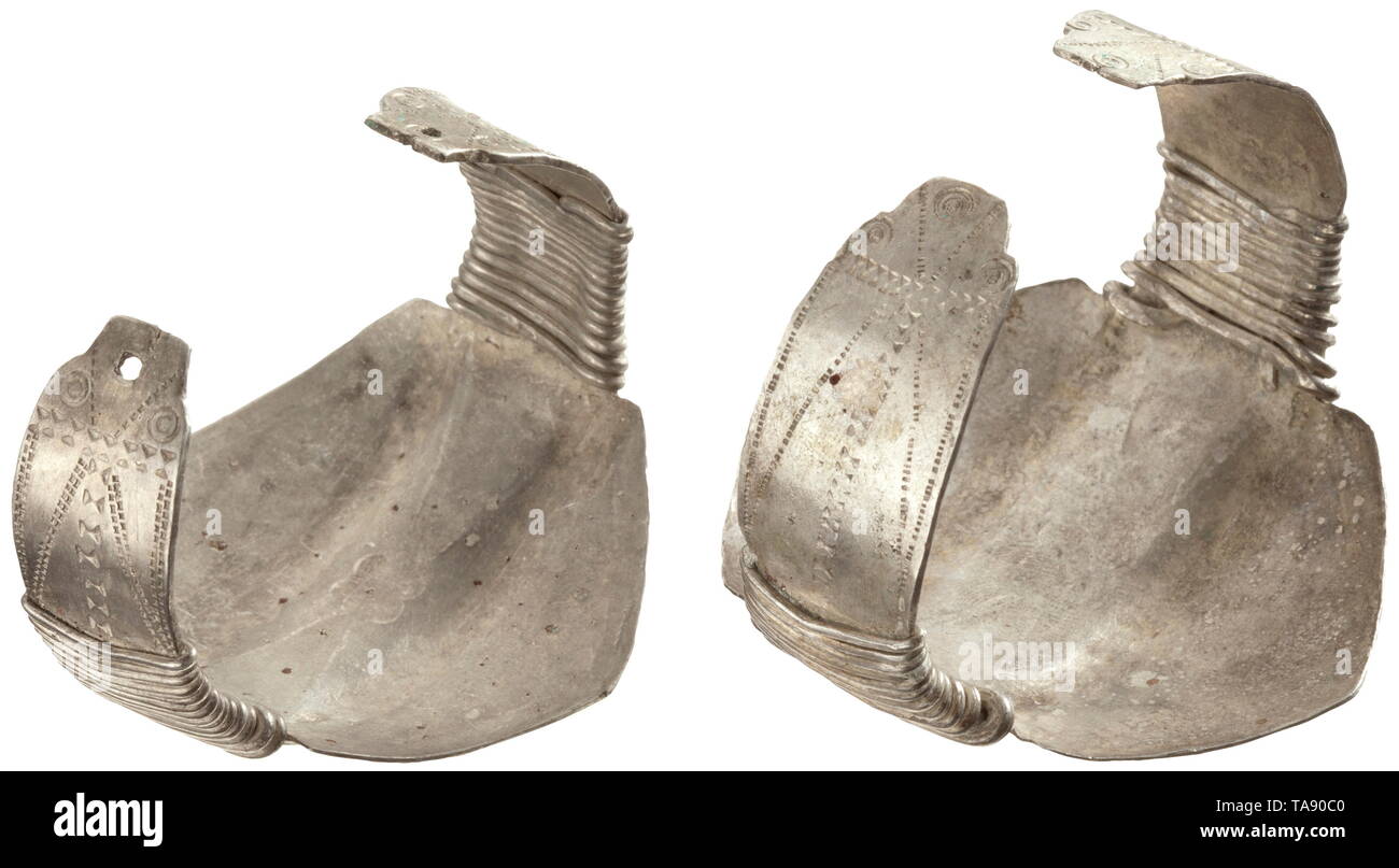 Une paire de brassards, d'Illyrie, 1er siècle avant J.-C. - Ier siècle après J.-C. L'principaux bars faux feuille épaisse de l'argent, l'extension sur le haut et le bas dans un grand panneau triangulaire. Ces panneaux divisés en trois sections, avec des frontières et martelé avec encoches profilées des ornements. Les bords de la section centrale et panneaux triangulaire orné de cercles concentriques reliés par des lignes de points. Les côtés enveloppés avec du fil de bobinage, suivi par d'autres cercles concentriques et lignes perforées. Un Brassard perforé aux deux extrémités. Très Additional-Rights Clearance-Info-preser,-Not-Available Banque D'Images