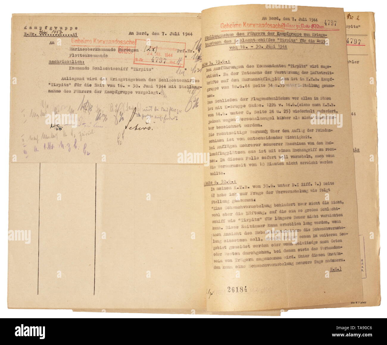 'Cuirassé Tirpitz' - deux journaux de guerre la première portant sur la période du 16 au 30 juin 1944. 11 pages, les deux côtés avec l'écriture, copie de pré-imprimé, sous forme de journal de guerre tous les jours, les entrées personnellement signé chaque jour par le commandant. C'est dépeint la routine à bord au mouillage Kaafjord, avec observations aériennes et du renseignement pour le dépistage sans fumée. Le supplément avec le commentaire du chef de groupe de combat avec notes divisionnaires. La seconde portant sur la période du 16 juillet au 1 août 1944. 15 pages, les deux côtés avec l'écriture, copie de formulaire pré-imprimé KTB, comme être, Editorial-Use-seulement Banque D'Images