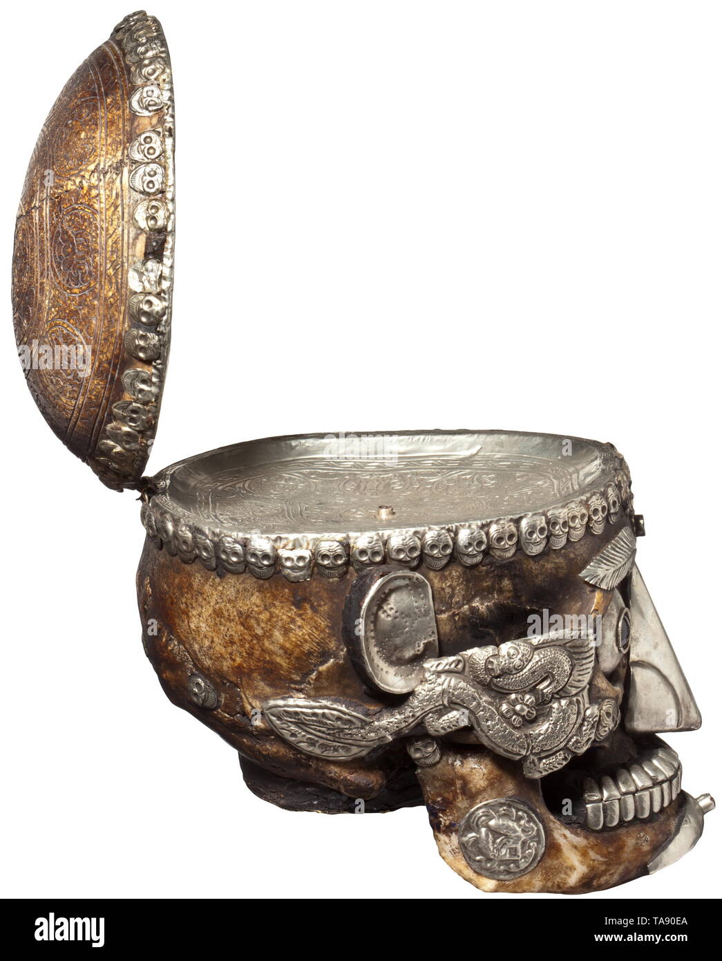 Un rituel tibétain crâne crâne humain avec gravures ornementales, le skullcap ouvrant sur une charnière, l'intérieur bordé de feuilles d'argent. Les yeux, les sourcils, le nez, les oreilles, les dents et le menton tous remplacés par des répliques d'argent. Les pommettes et la mâchoire inférieure délicatement décorées avec des superpositions d'argent poinçonné. Hauteur 19 cm., historique, historique d'Asie, d'Asie, d'Extrême-Orient, Tibétain, népalais, Népali, objet, objets, alambics, clipping, coupures, cut out, cut-out, cut-outs,-Additional-Rights Clearance-Info-Not-Available Banque D'Images