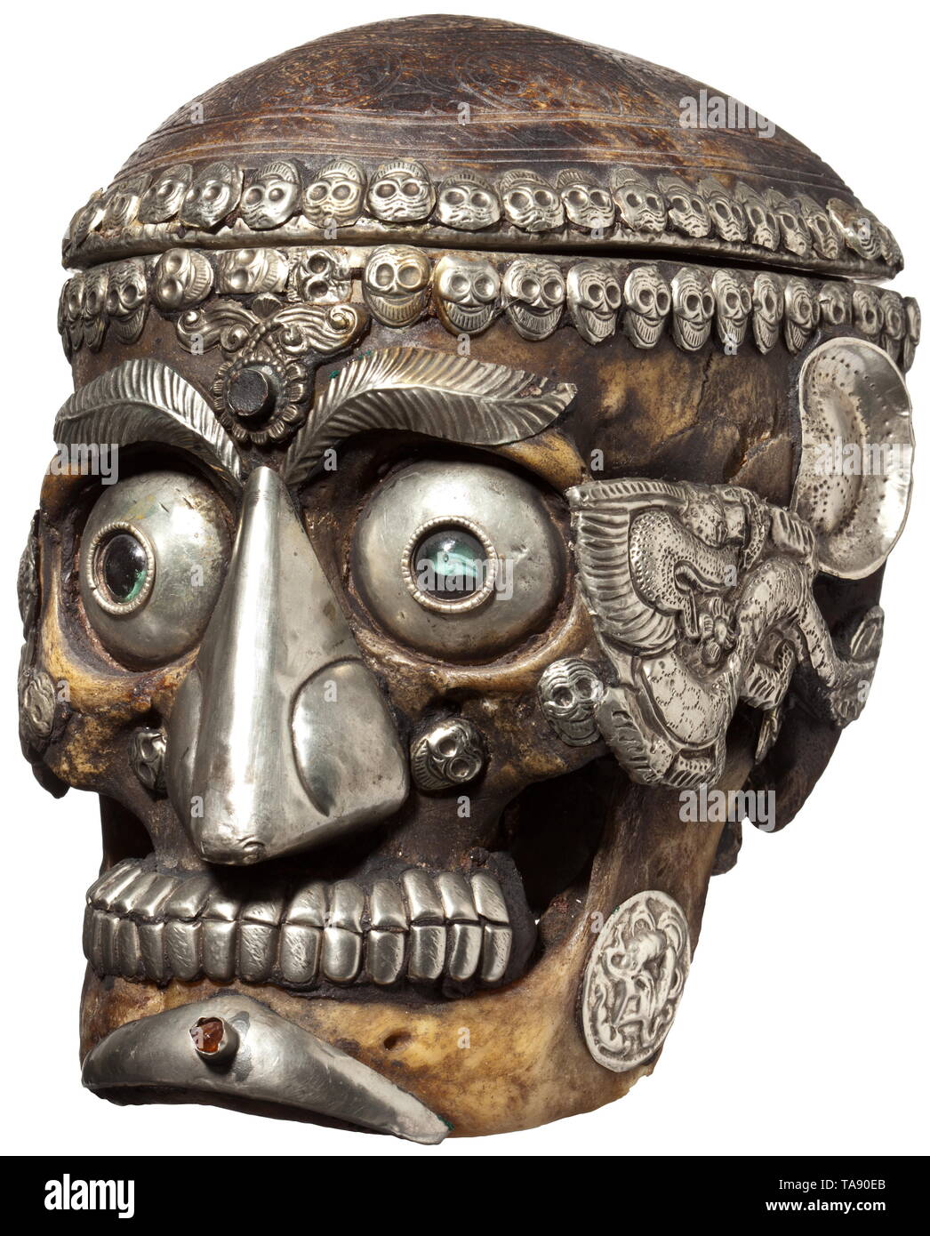 Un rituel tibétain crâne crâne humain avec gravures ornementales, le skullcap ouvrant sur une charnière, l'intérieur bordé de feuilles d'argent. Les yeux, les sourcils, le nez, les oreilles, les dents et le menton tous remplacés par des répliques d'argent. Les pommettes et la mâchoire inférieure délicatement décorées avec des superpositions d'argent poinçonné. Hauteur 19 cm., historique, historique d'Asie, d'Asie, d'Extrême-Orient, Tibétain, népalais, Népali, objet, objets, alambics, clipping, coupures, cut out, cut-out, cut-outs,-Additional-Rights Clearance-Info-Not-Available Banque D'Images