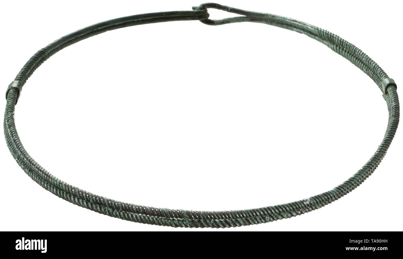 L'Europe du Sud-Est un col large cercle, début de période Urnfield, 12e - 11e siècle avant J.-C., au couple en bronze composé d'une tige de bronze pliée au milieu, qui est pliée en deux boucles parallèles pour former un cercle de cou de grand diamètre. La pièce centrale où le pli évase pour former l'anneau fermoir est une tige circulaire, de même les extrémités, qui sont repliées pour former le crochet. Sur la partie la plus longue de l'enveloppé parallèle strands, le cercle est de section quadrangulaire et tordus. Une bande métallique placé au centre de chaque côté détient les deux fibres parallèles, Additional-Rights Clearance-Info-Not-Available- Banque D'Images