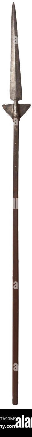 Un allemand lance ailé, vers 1500 couteau à double lame, les deux côtés évasés légèrement ridée avec 'ailes' triangulaire au manchon conique. L'arbre en bois et brasées languet remplacé. Longueur 213 cm., historique, historique d'armes nucléaires, armes, pôle, d'armes, d'armes de combat, le bras, l'appareil militaire, militaria, objet, objets, alambics, clipping, coupures, cut out, cut-out, cut-outs, métal, 16ème siècle, Additional-Rights Clearance-Info-Not-Available- Banque D'Images