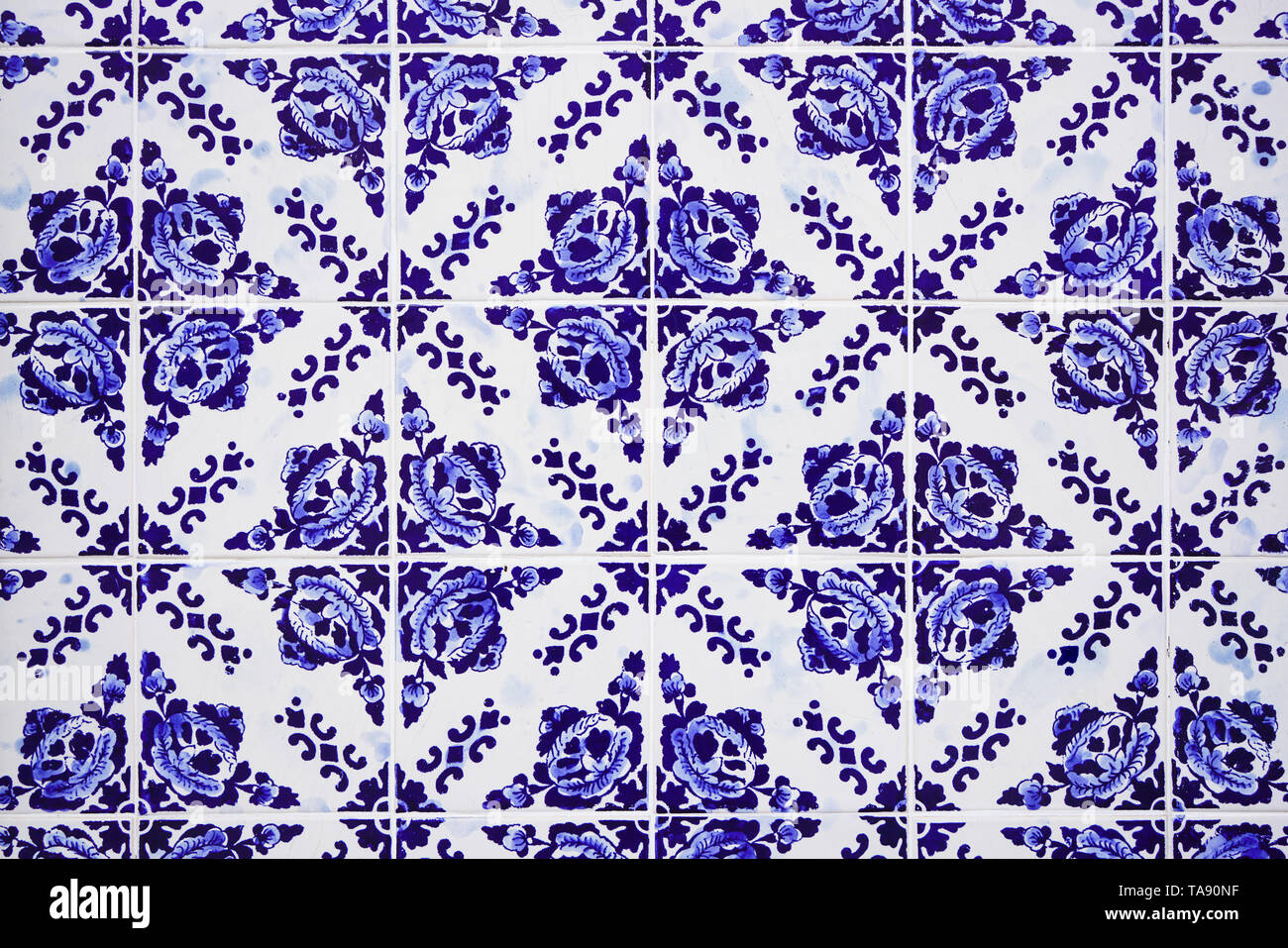 Superbe céramique carreaux portugais traditionnels bleu avec motif floral. Vintage carreaux émaillés la texture et l'arrière-plan. Banque D'Images